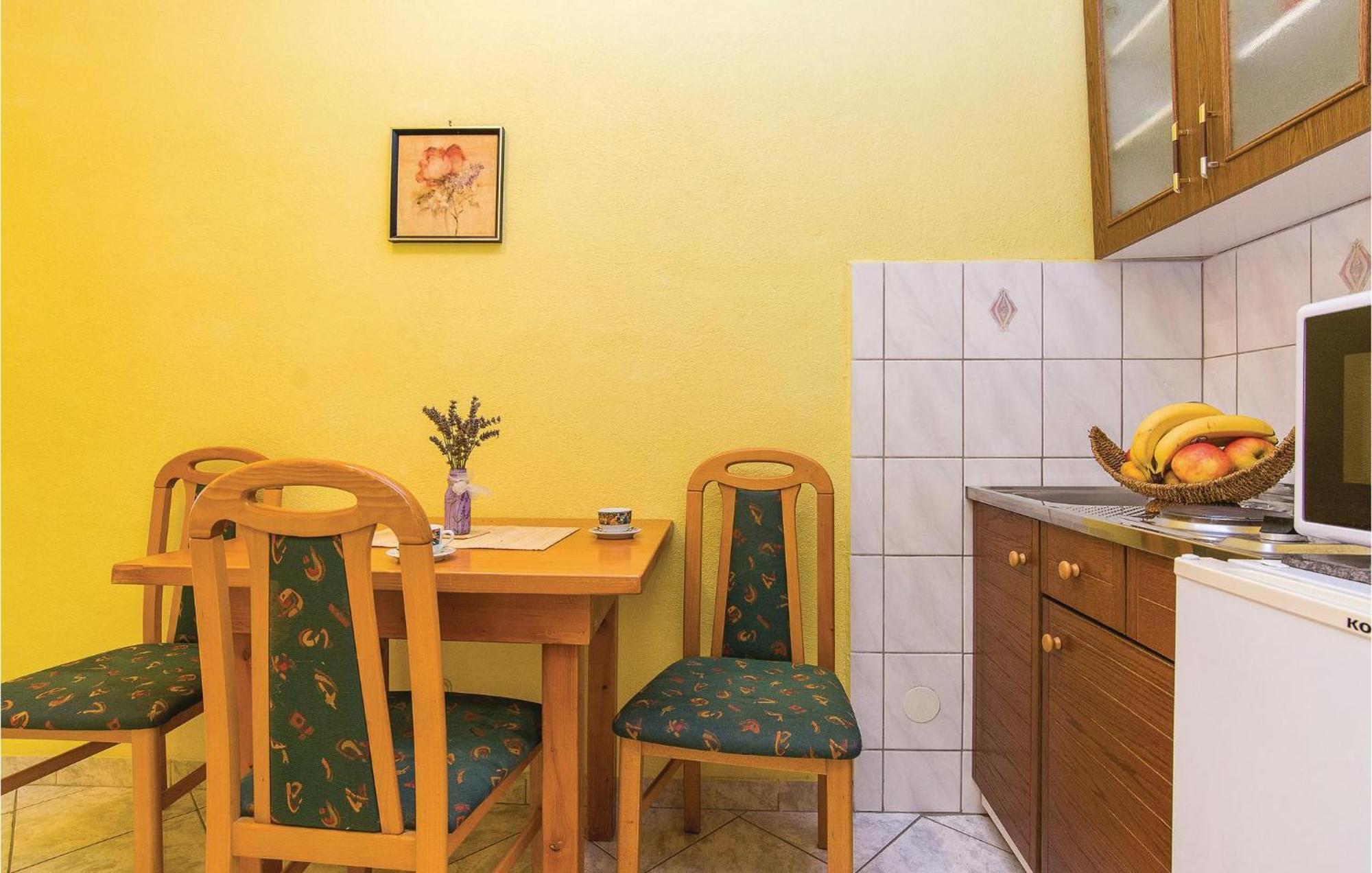 Pet Friendly Apartment In Pakostane With Kitchen Екстер'єр фото