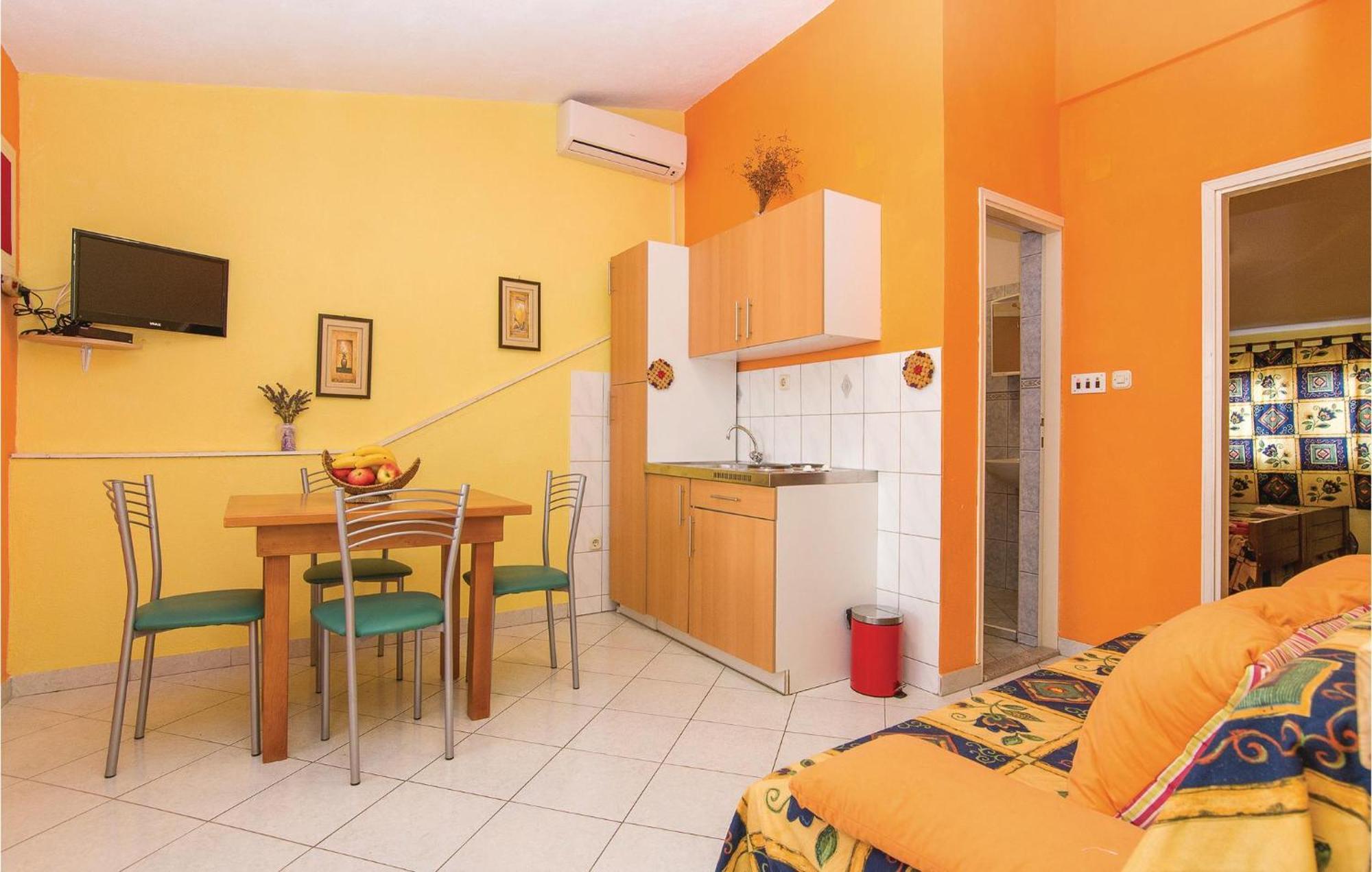 Pet Friendly Apartment In Pakostane With Kitchen Екстер'єр фото