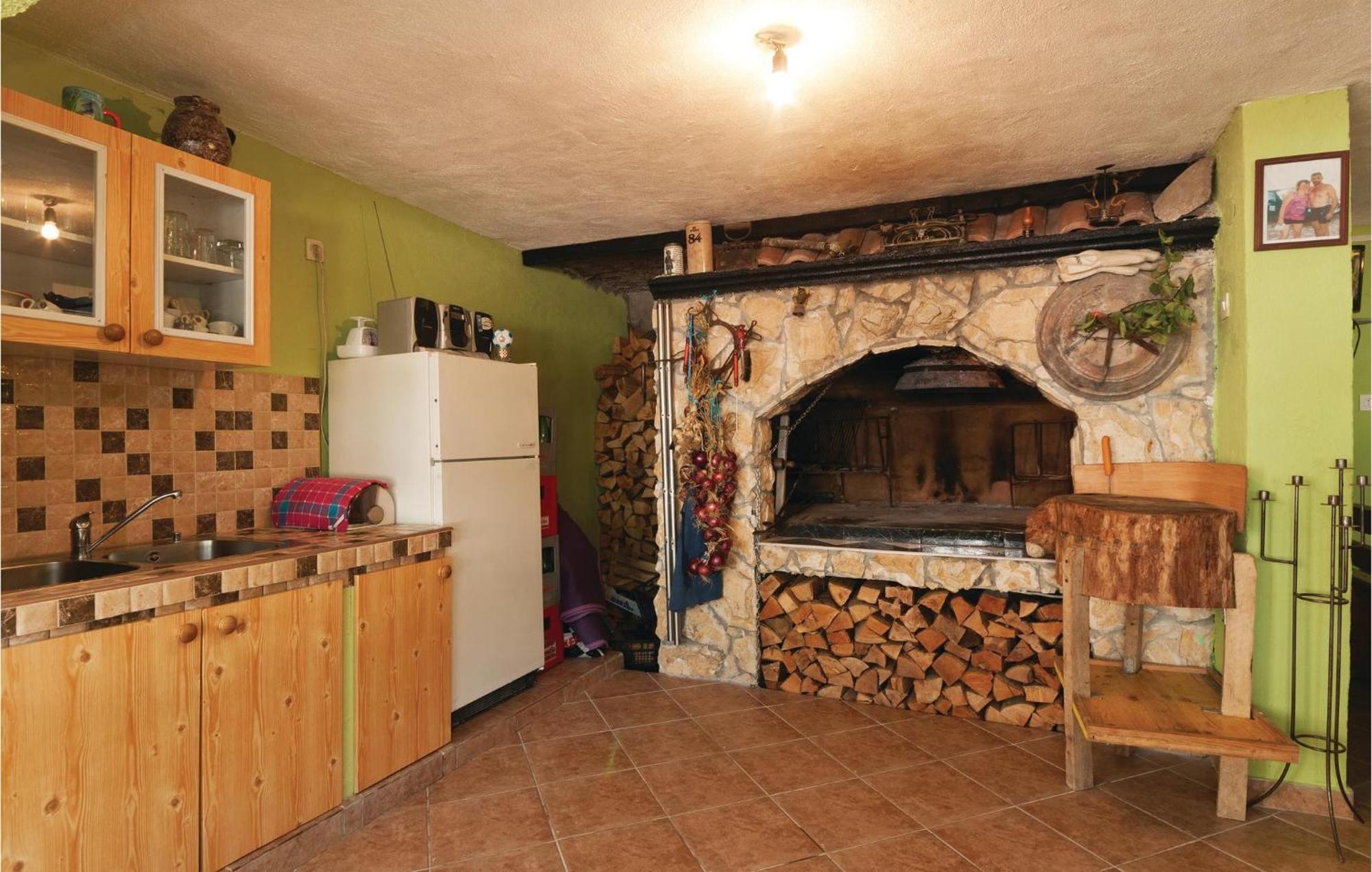 Pet Friendly Apartment In Pakostane With Kitchen Екстер'єр фото