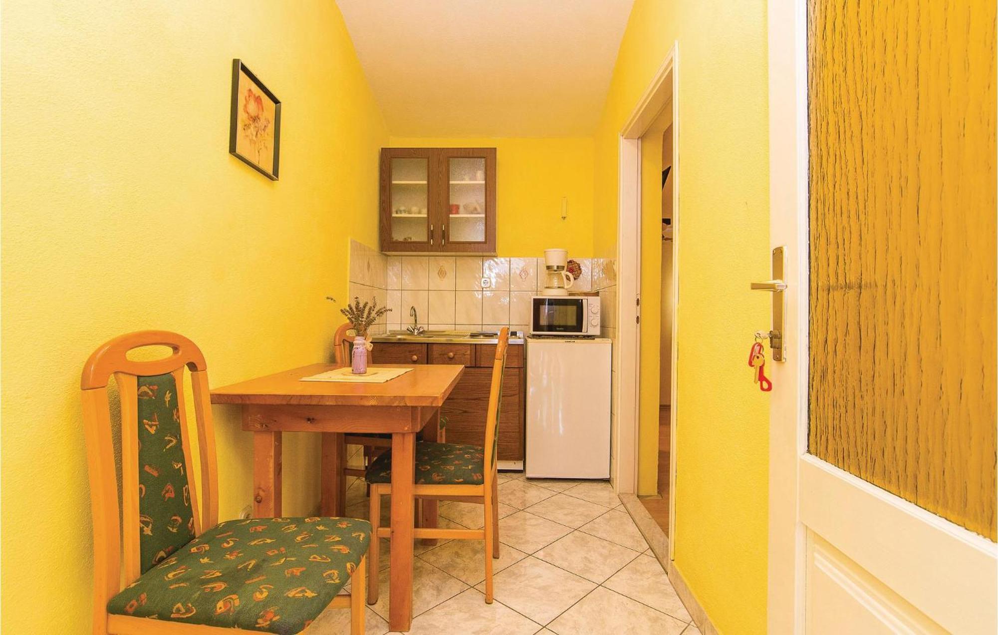 Pet Friendly Apartment In Pakostane With Kitchen Екстер'єр фото